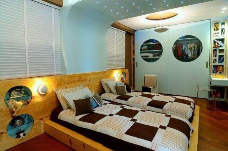 8- Quarto de crian&ccedil;a com duas camas tem detalhe decorativo no teto. Fonte: Maria Claudia Nassar