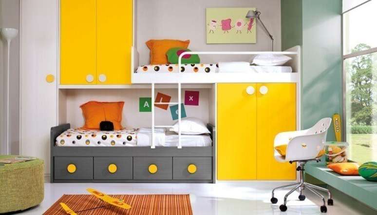 7- Na decoração do quarto de criança planejado, a beliche têm gaveteiros e armários que organizam todos os objetos e roupas no ambiente. Fonte: Decor8