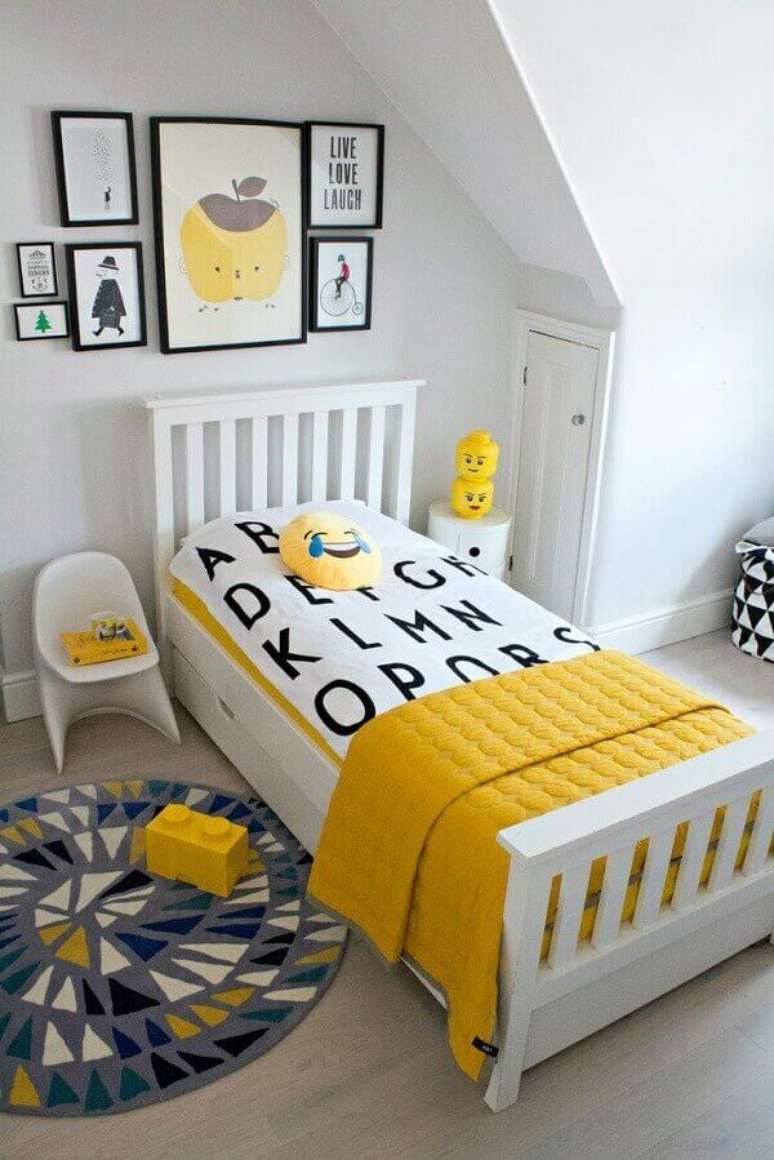 3- A decoração do quarto de criança repete a cor preta, amarela e branca na colcha, tapete e puff. Fonte: Sublettetimes