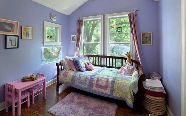 55- Quarto de crian&ccedil;a menina foi decorada com m&oacute;veis retro. Fonte: Stlouis Coloring