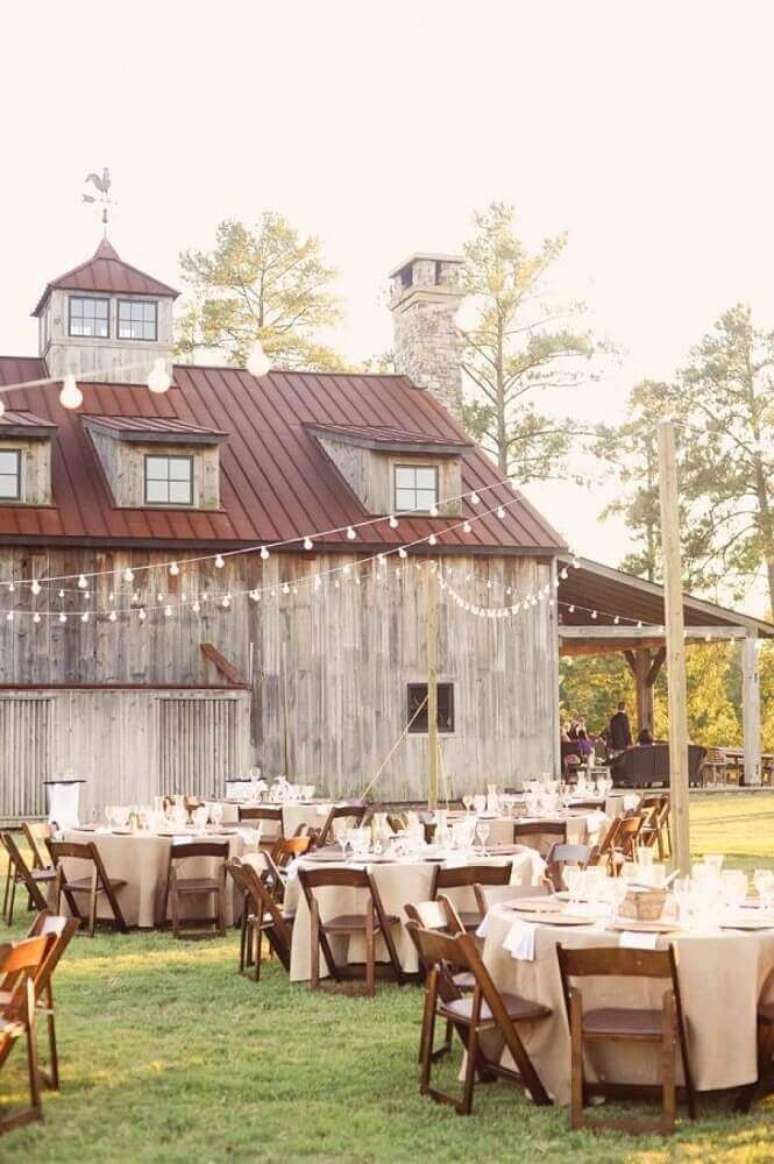 8. Decoração com varanda de lâmpada para festa de casamento em casa – Foto: Pinterest