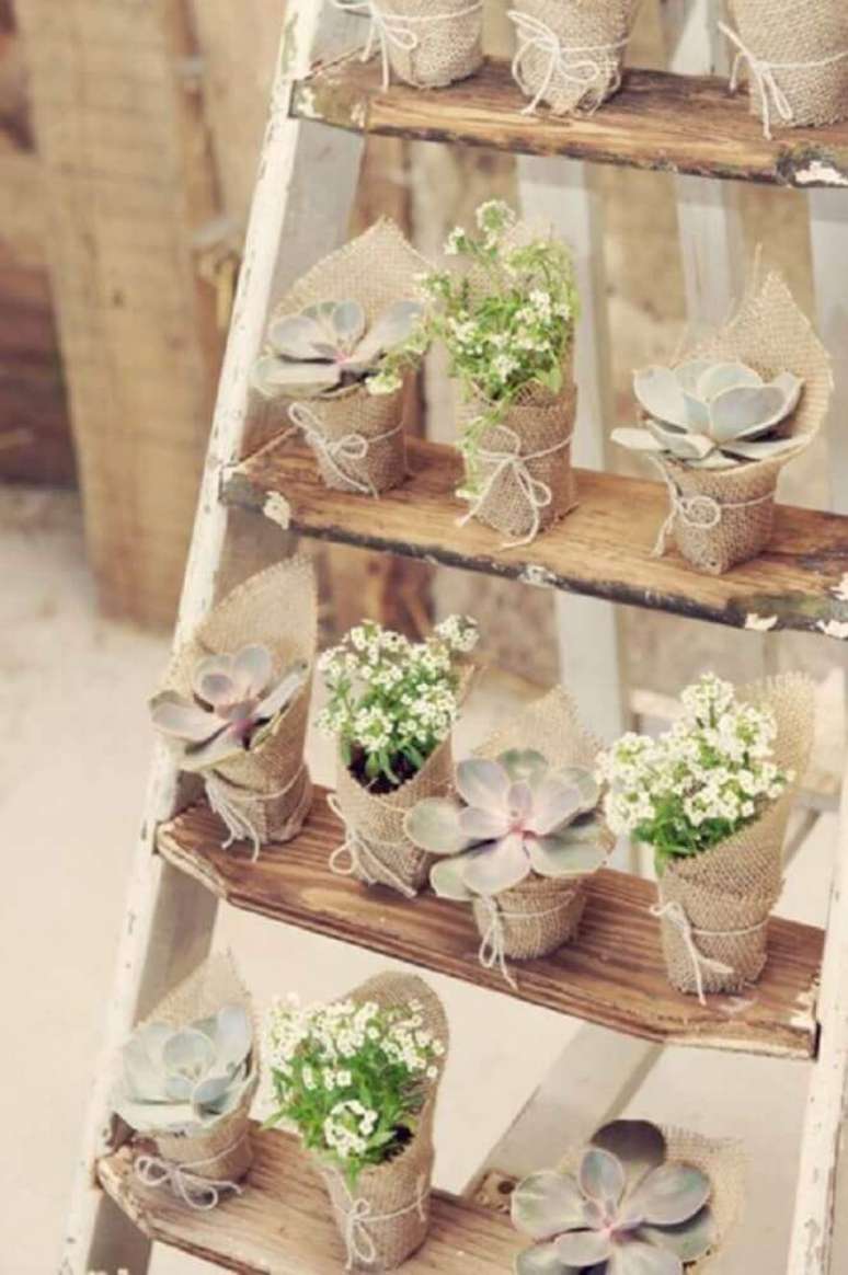 64. Vasinhos com tecido de juta compondo a decoração rústica do casamento em casas simples – Foto: Pinterest