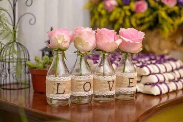 66. Vasinhos de vidro personalizados para decoração de casamento simples em casa – Foto: Royal Convites