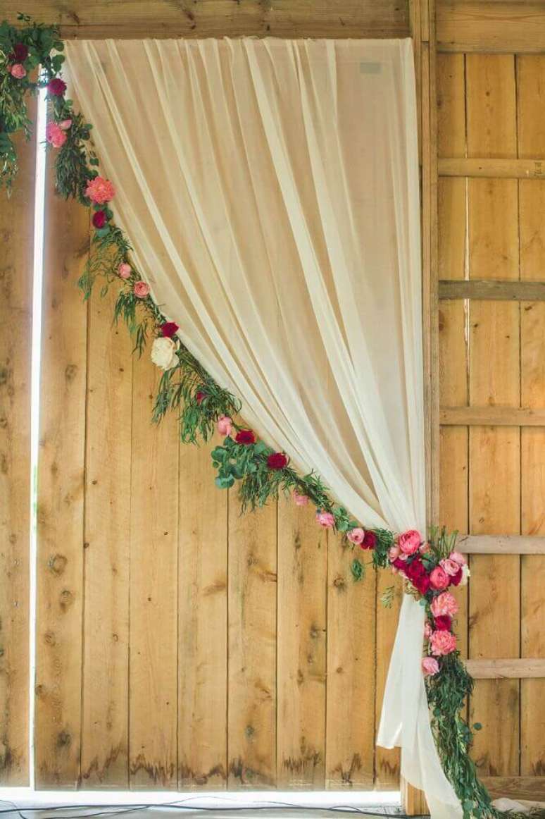 67. Decoração linda e delicada com véu e flores para casamento em casa – Foto: Jaclyn Journey