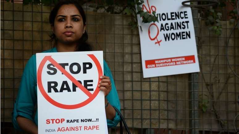 Mulher indiana segura cartaz em que se lê "parem os estupros": Registros desse tipo de crime preocupam no país e provocam protestos