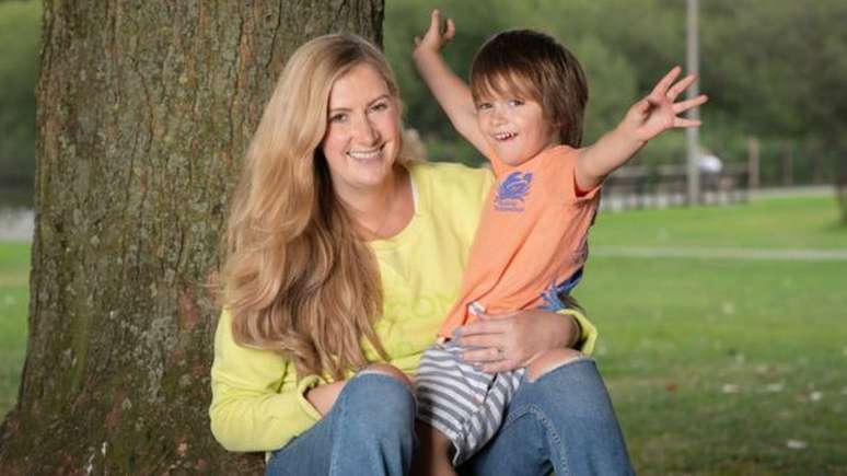 Rachael Bland se despediu do público nas redes sociais e contou que estava montando um arquivo com memórias e conselhos para o filho de 2 anos