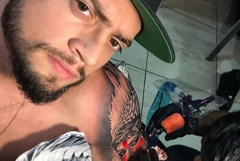 Marido de Preta Gil, Rodrigo Godoy, fazendo tatuagem com o rosto de sua mulher.