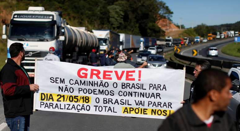 Caminhoneiros bloqueiam rodovia BR 116 com seus caminhões durante a greve em maio