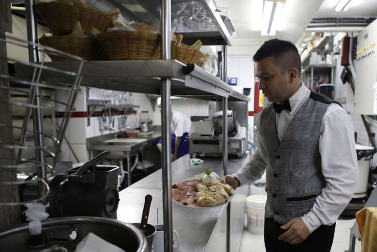 Garçom de restaurante no Rio de Janeiro 14/10/2013 REUTERS/Sergio Moraes