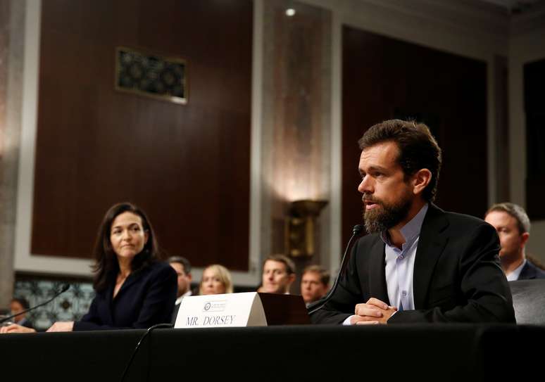 Presidente-executivo do Twitter, Jack Dorsey, e vice-presidente de operações do Facebook, Sheryl Sandberg, em audiência no Comitê de Inteligência do Senado dos EUA 05/09/2018 REUTERS/Joshua Roberts