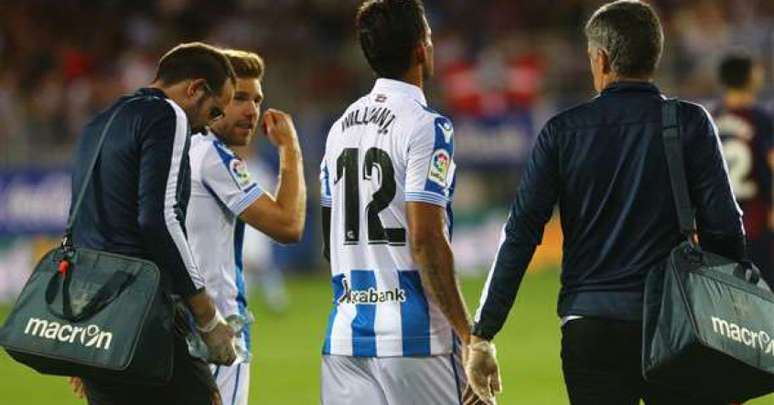 Willian José deixa o campo contra o Eibar amparado pelos médicos da Real Sociedad (Foto: Reprodução / Twitter)