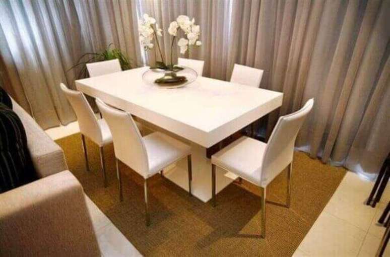 21- Orqu&iacute;dea na sala de jantar.