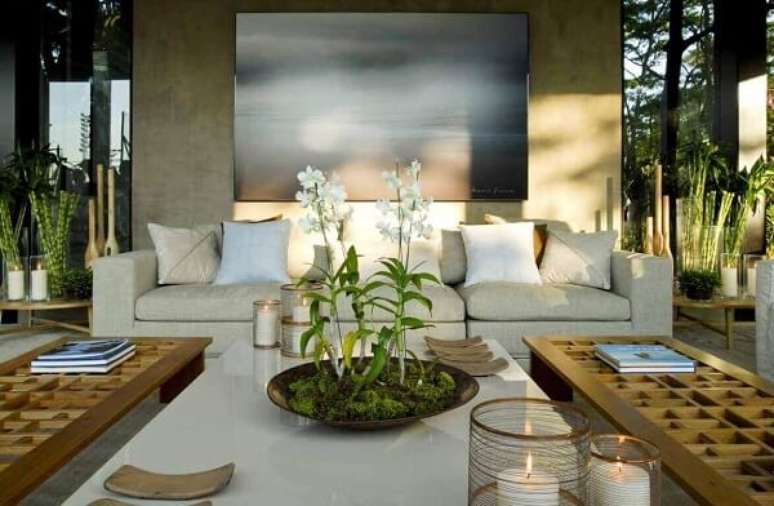31- Living decorado com orquídeas brancas.