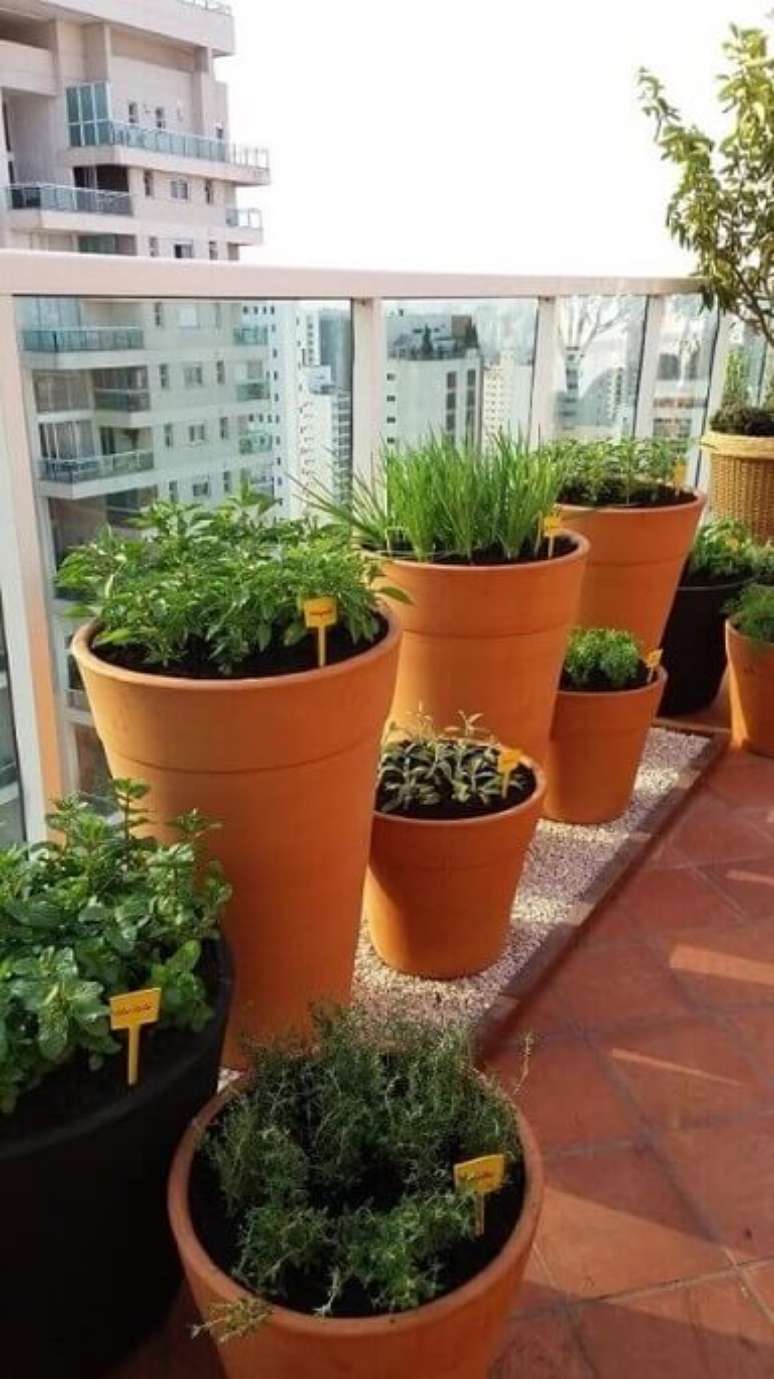 44. Horta em casa em vasos de cerâmica. Foto de Roofing Brooklyn