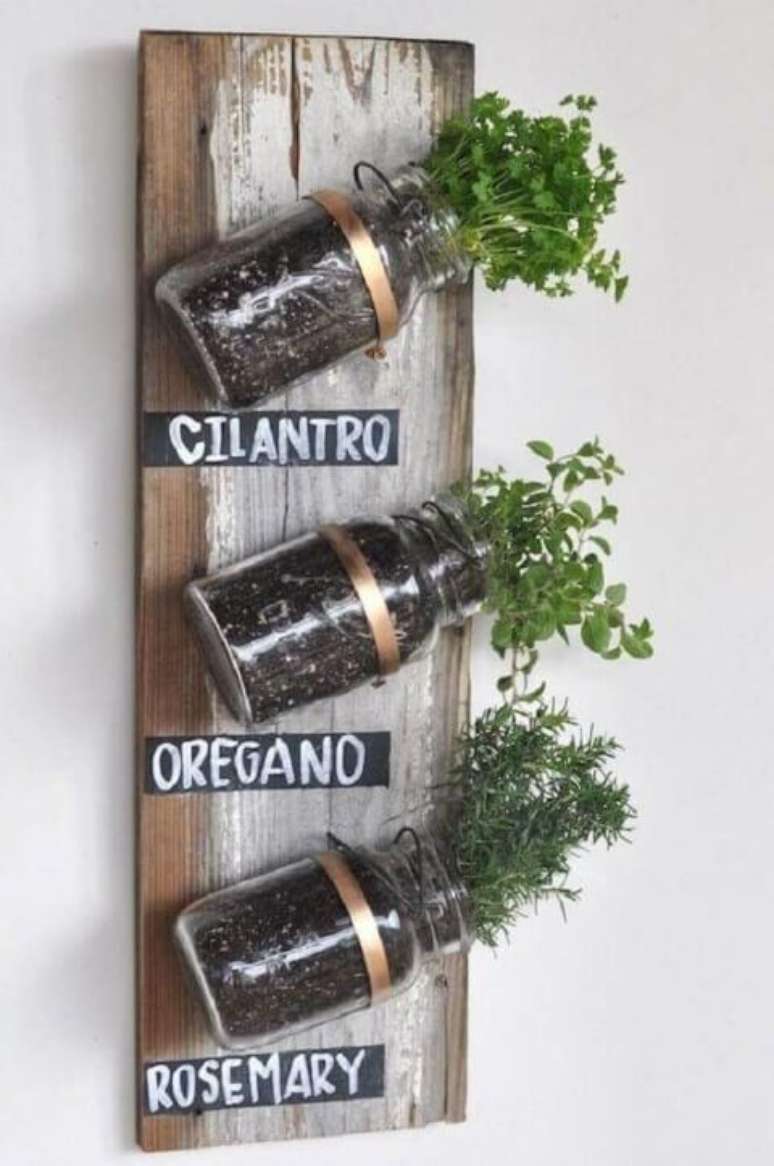 54. Mini horta caseira com potes de vidro. Foto de Pinterest