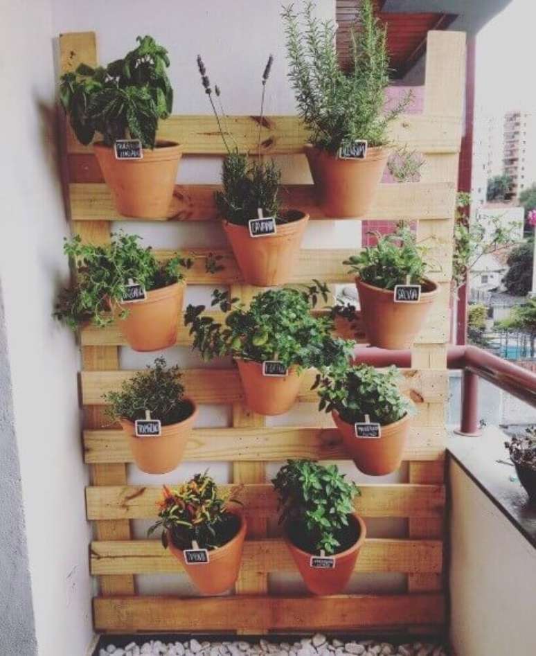 45. Varanda com horta suspensa em paletes. Foto de Pinterest