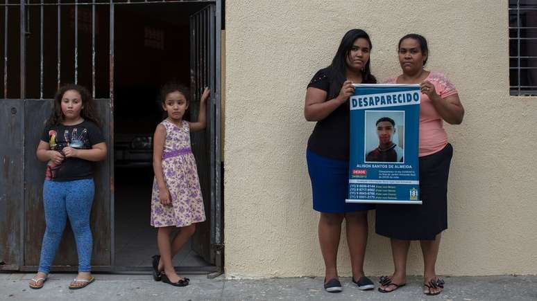 Mirian dos Santos Almeida busca pelo filho Alison, desaparecido em 2013