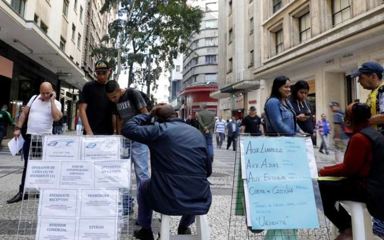 Pessoas procuram por empregos no centro de S&atilde;o Paulo
29/07/2017 REUTERS/Paulo Whitaker
