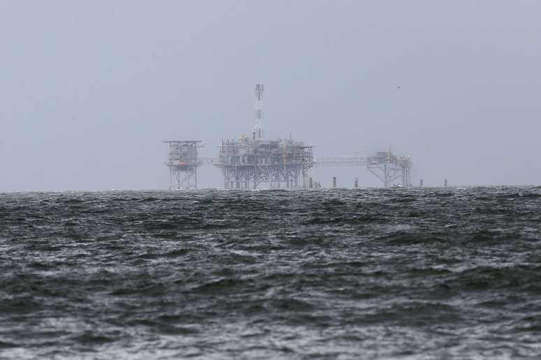 Plataforma de petr&oacute;leo no Estado norte-americano do Alabama ap&oacute;s passagem da tempestade tropical Gordon 05/09/2018  REUTERS/Jonathan Bachman