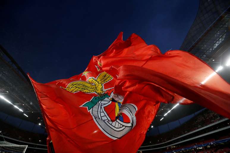 Bandeira do Benfica em partida no Est&aacute;dio da Luz, em Lisboa 18/10/2017 Action Images via Reuters/Carl Recine