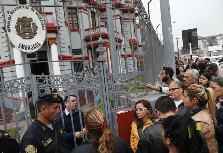 Imigrantes venezuelanos aguardam em embaixada em Lima para retornar ao país
 5/9/2018    REUTERS/Mariana Bazo 