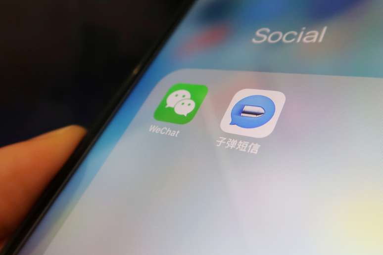 Aplicativos do Bullet Messenger e WeChat em tela de celular
04/09/2018 REUTERS/Florence Lo/Illustration