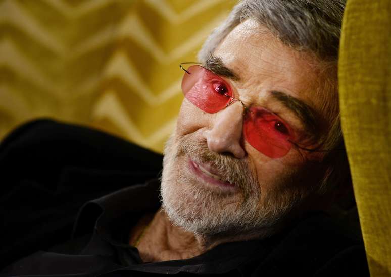 Burt Reynolds posa em entrevista em Londres
 3/12/2015     REUTERS/Dylan Martinez 