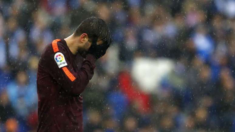 Piqué segue titular absoluto do Barcelona (Foto: PAU BARRENA / AFP)