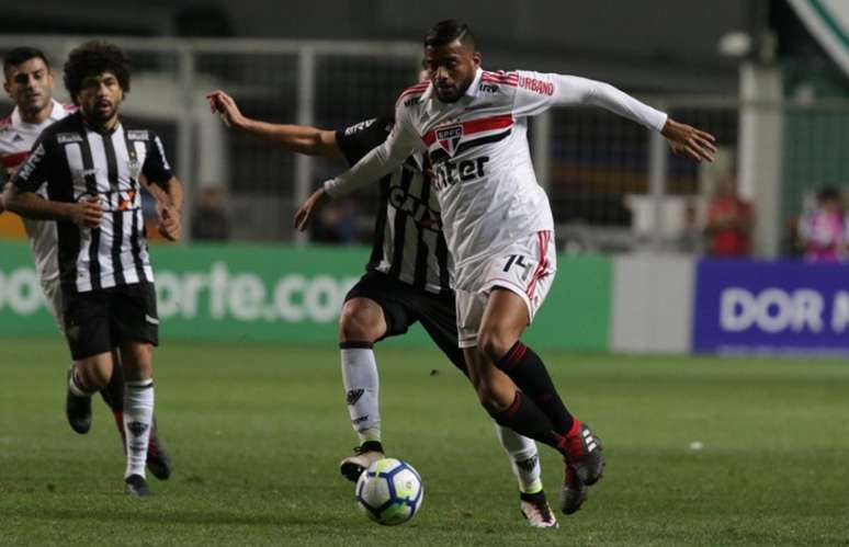 Reinaldo em ação durante a derrota do São Paulo contra o Atlético-MG, no Horto (Rubens Chiri/saopaulofc.net)