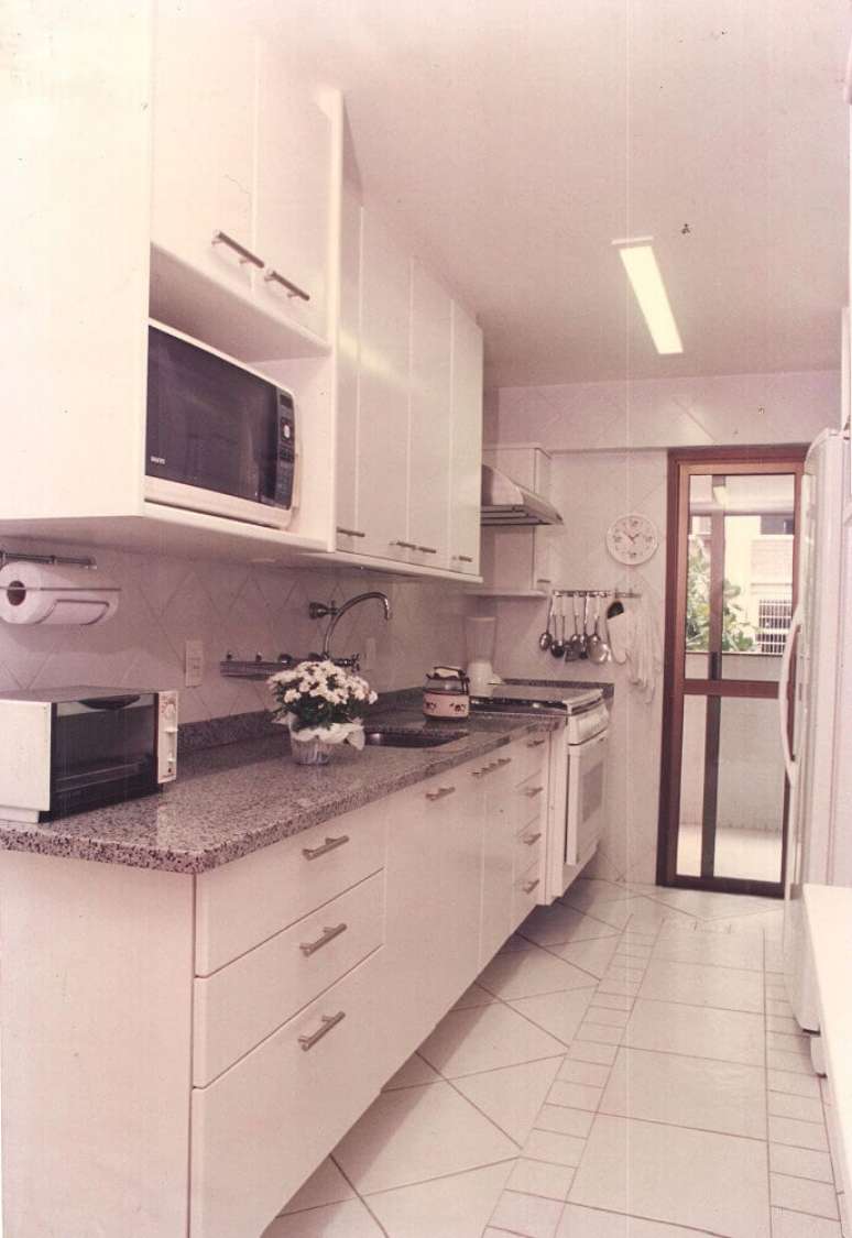 65. Modelo simples de armário de cozinha compacta com pia e balcão – Foto: Elaine Fonseca