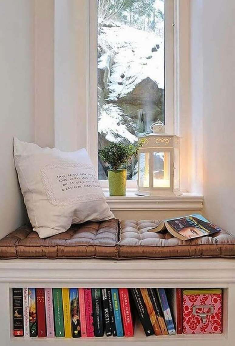 13. Cantinho da leitura planejado ao lado da janela com espaço para colocar livros – Foto: Pinterest