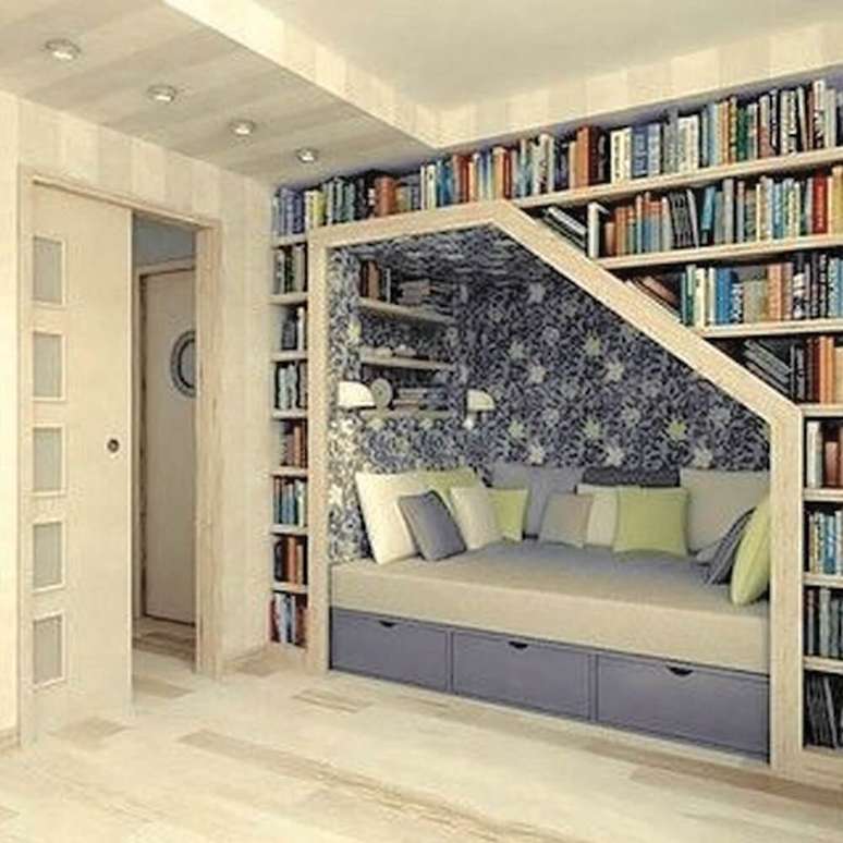 19. Cantinho da leitura com estante planejada &ndash; Foto: Futurist Architecture