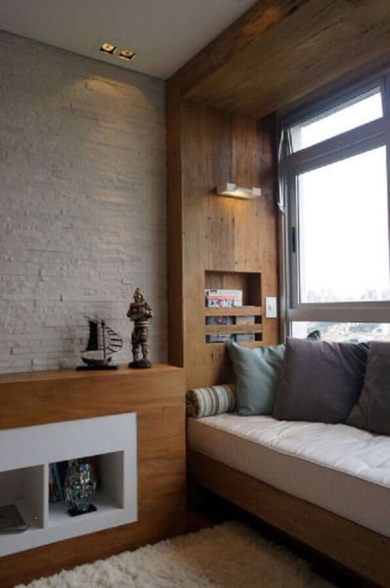 31. Cantinho de leitura planejado com marcenaria ao lado da janela &ndash; Foto: Pinterest