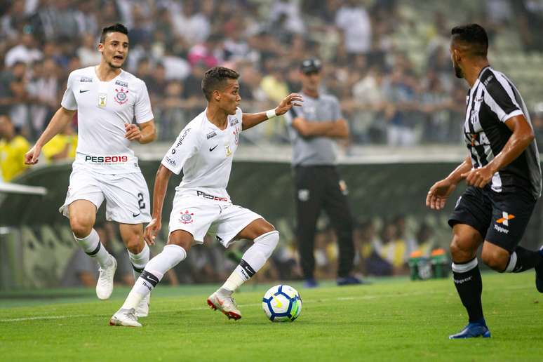 Pedrinho domina a bola pelo Corinthians