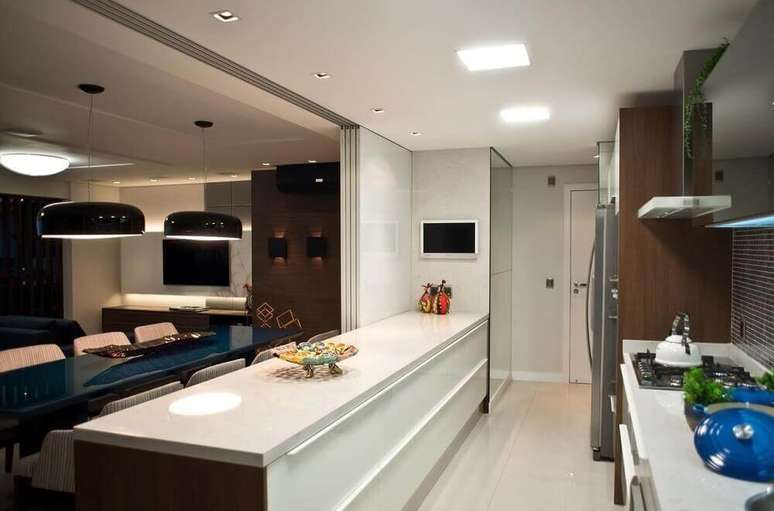 63. Cozinha compacta americana com armários planejados – Foto: Archdesign Studio