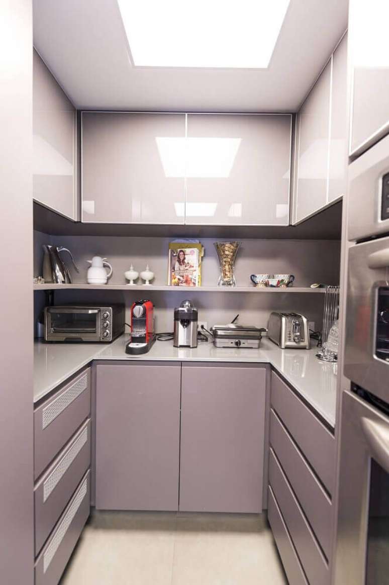 62. A cozinha corredor compacta com móveis planejados é a melhor escolha para poder utilizar todos os espaços – Foto: Carla Cuono Arquitetura e Interiores
