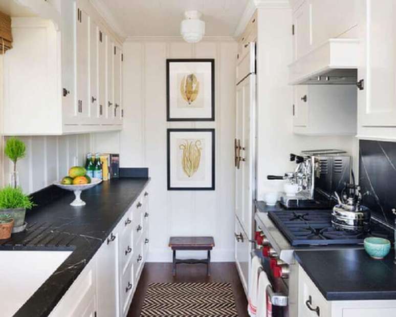 60. Cozinha corredor decorada com armário de cozinha com balcão preto e tapete com estampa geométrica – Foto: Alinea Designs