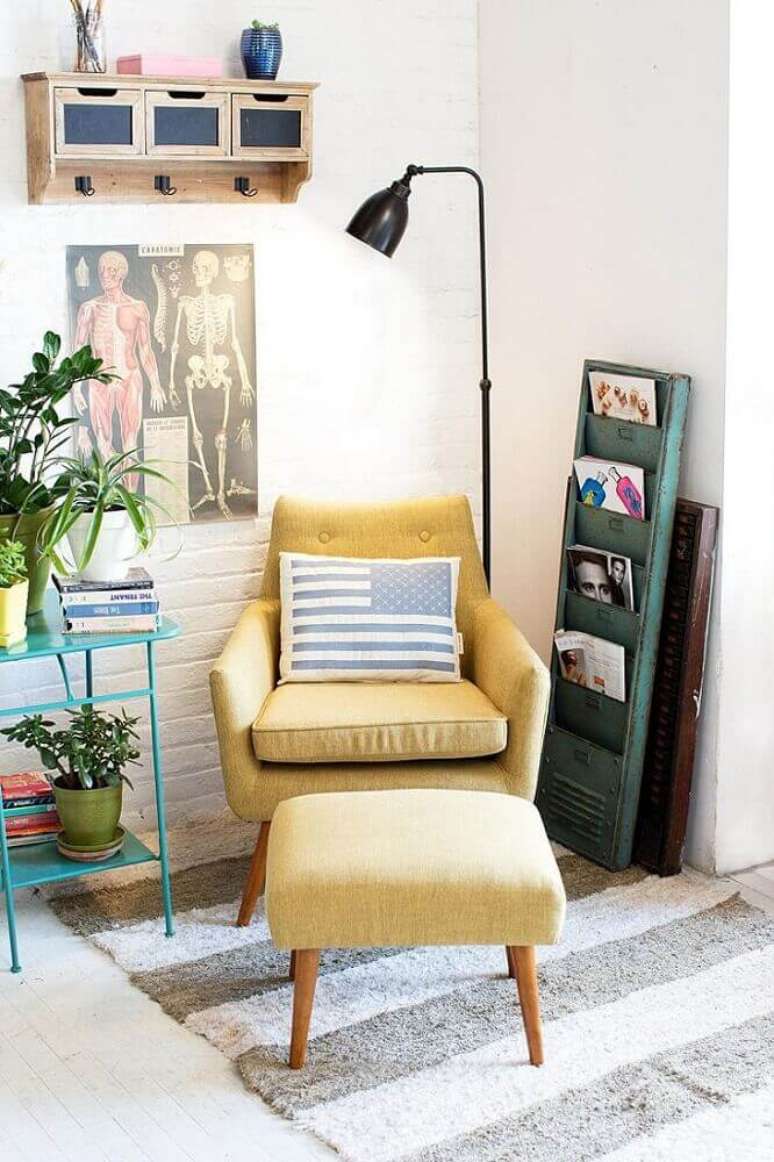41. Decora&ccedil;&atilde;o simples para cantinho da leitura com poltrona amarela e lumin&aacute;ria preta de ch&atilde;o &ndash; Foto: Best Home Chair Decoration