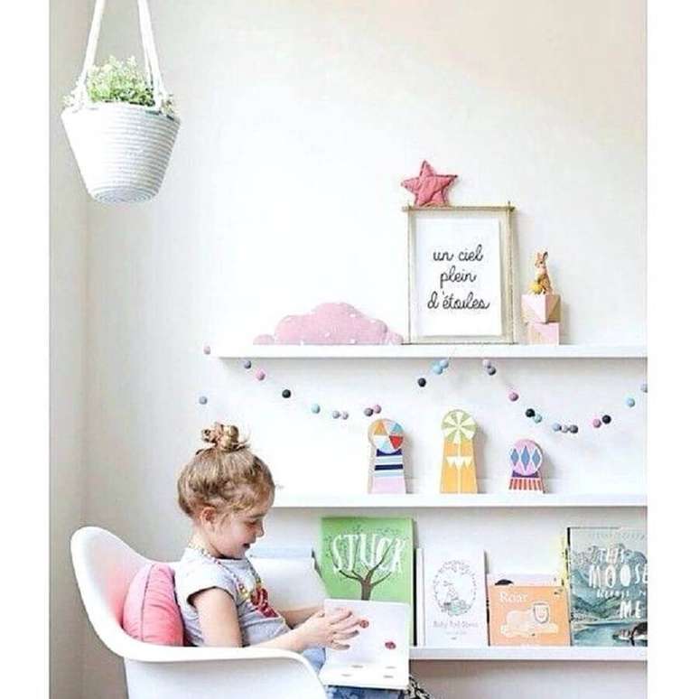 9. No cantinho da leitura para crianças procure sempre deixar os livros em uma altura que elas alcancem – Foto: Pinterest