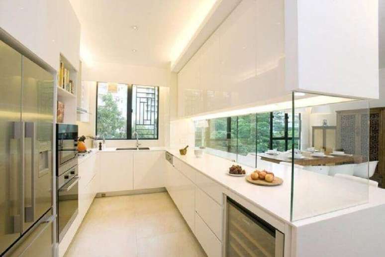 56. As divisórias de vidro deram mais leveza a cozinha corredor clean – Foto: Clifton Leung Design Workshop