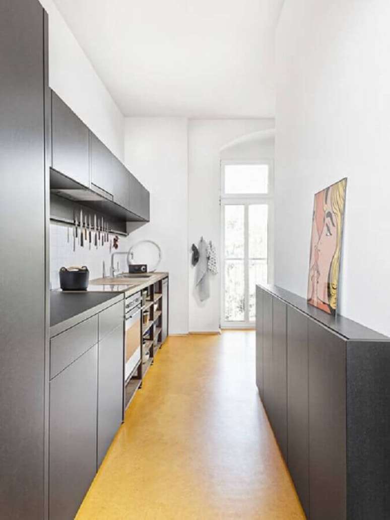 53. Cores escuras também pode fazer parte do armário de cozinha compacta, mas para isso, valorize a iluminação do espaço – Foto: Kuche33