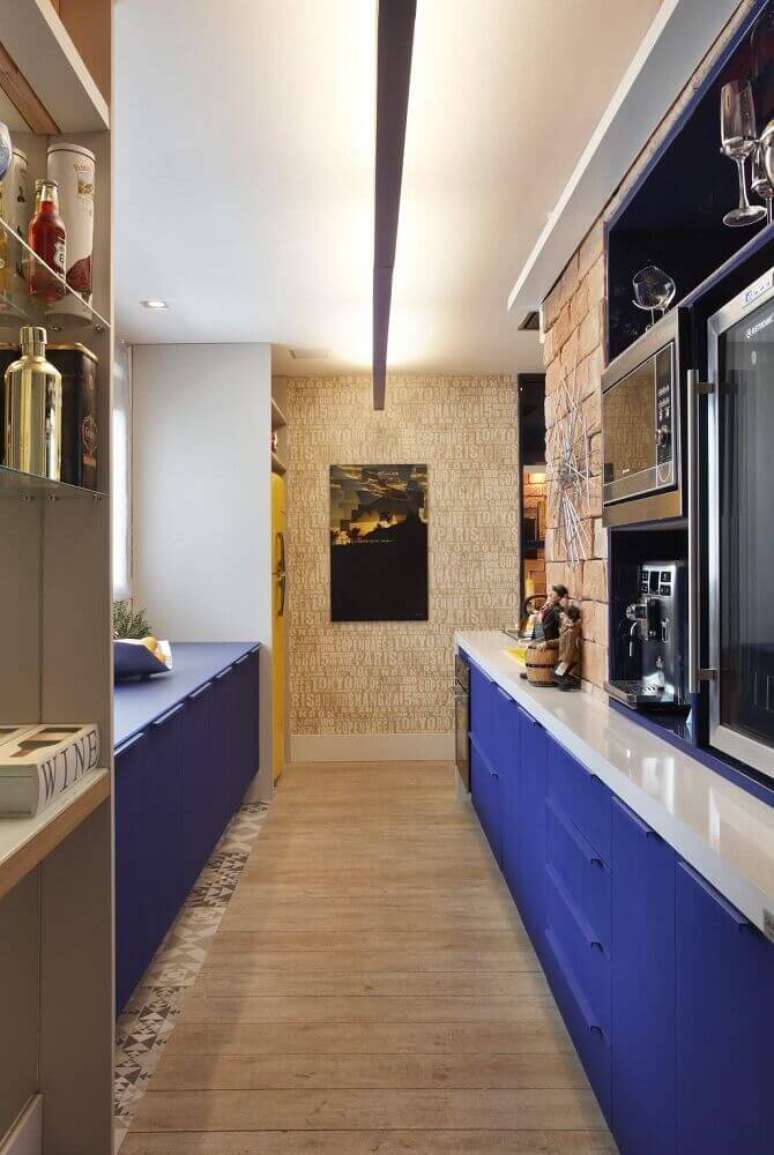 52. Decoração com armário de cozinha compacta azul e bege – Foto: Home Decoo