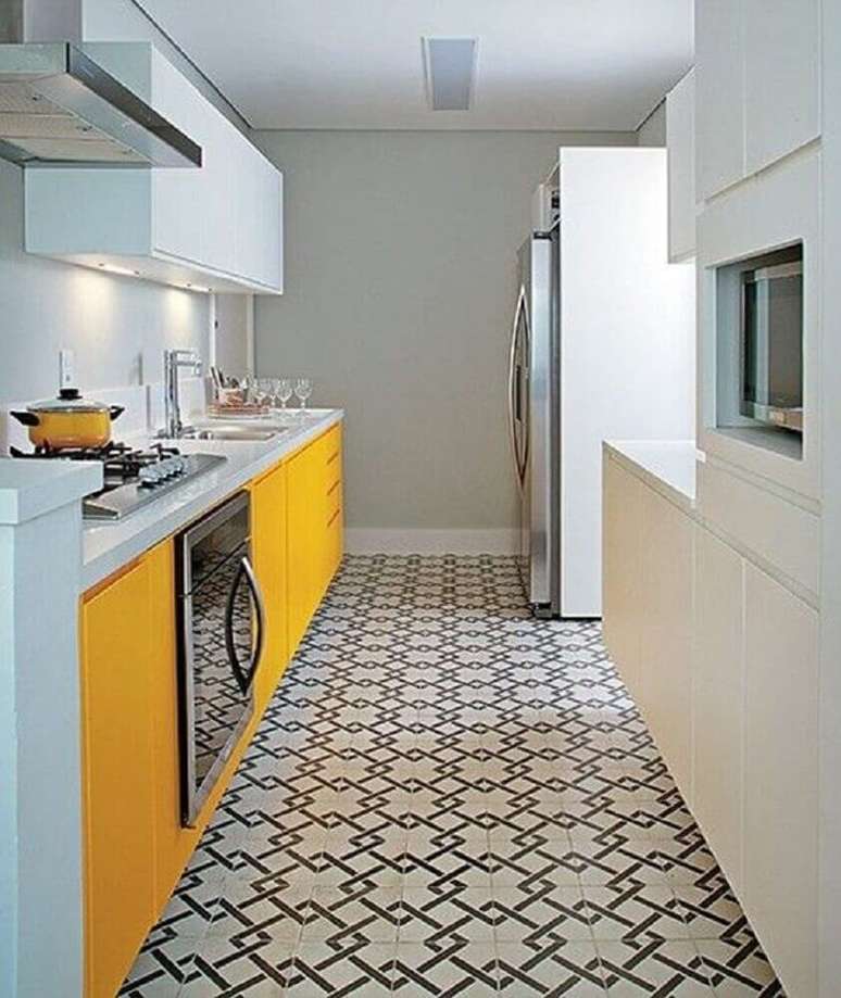 4. Decora&ccedil;&atilde;o para cozinha corredor com arm&aacute;rios brancos e amarelos e piso com estampa geom&eacute;trica &ndash; Foto: Pinterest