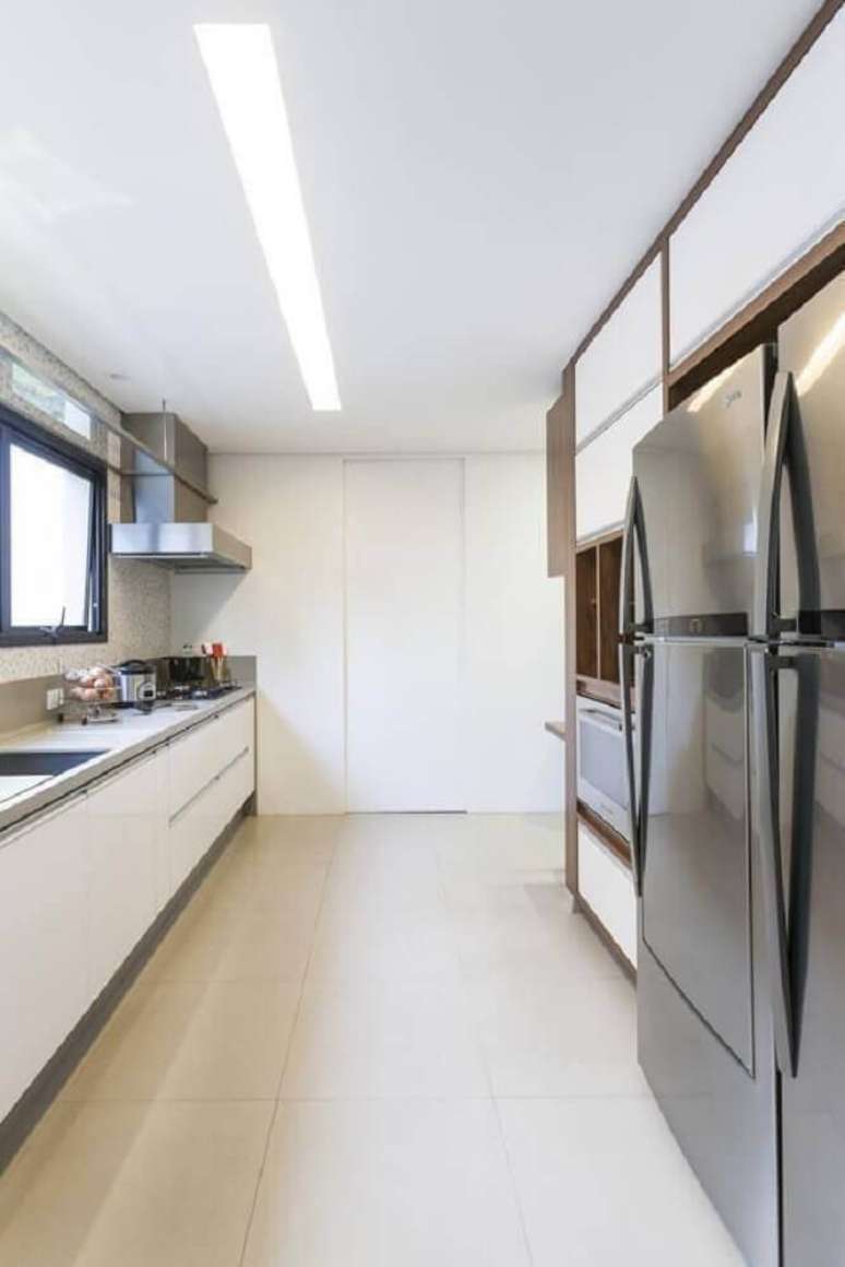 51. Cozinha corredor planejada com decoração simples -Foto: Luciana Latorre