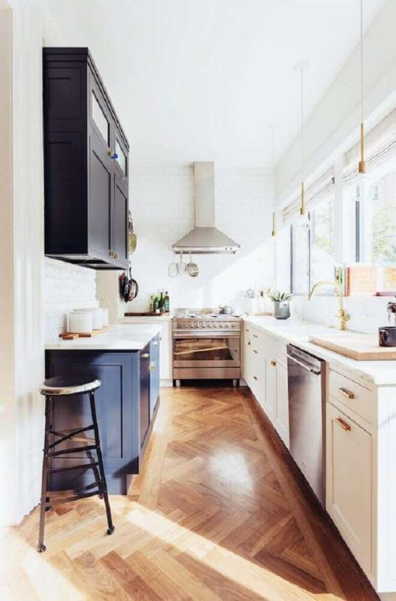48. Decoração com pendentes minimalistas e armário de cozinha compacta azul e branco – Foto: Inspidéco