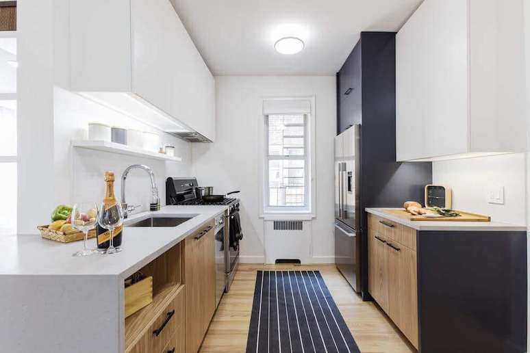 46. O tapete listrado ajuda a aumentar visualmente a cozinha compacta com pia e armários brancos – Foto: Pinterest