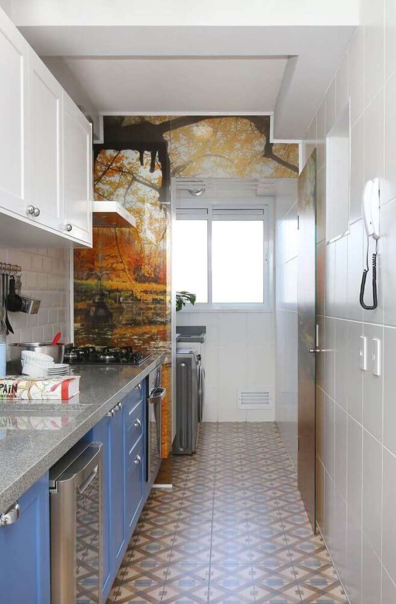 42. Decoração simples para cozinha corredor com adesivos de parede e armários azuis e brancos – Foto: Antonio Armando de Araujo