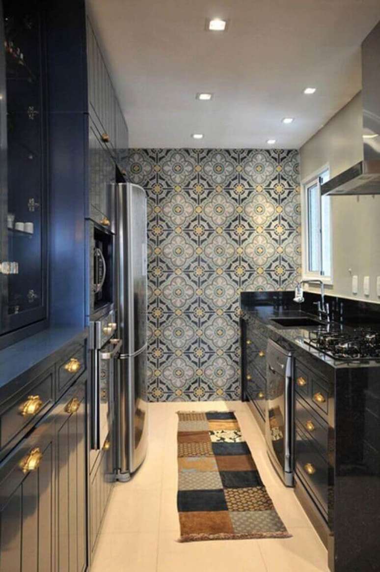 40. Decoração para cozinha corredor com azulejo estampado e armários pretos – Foto: Pinterest