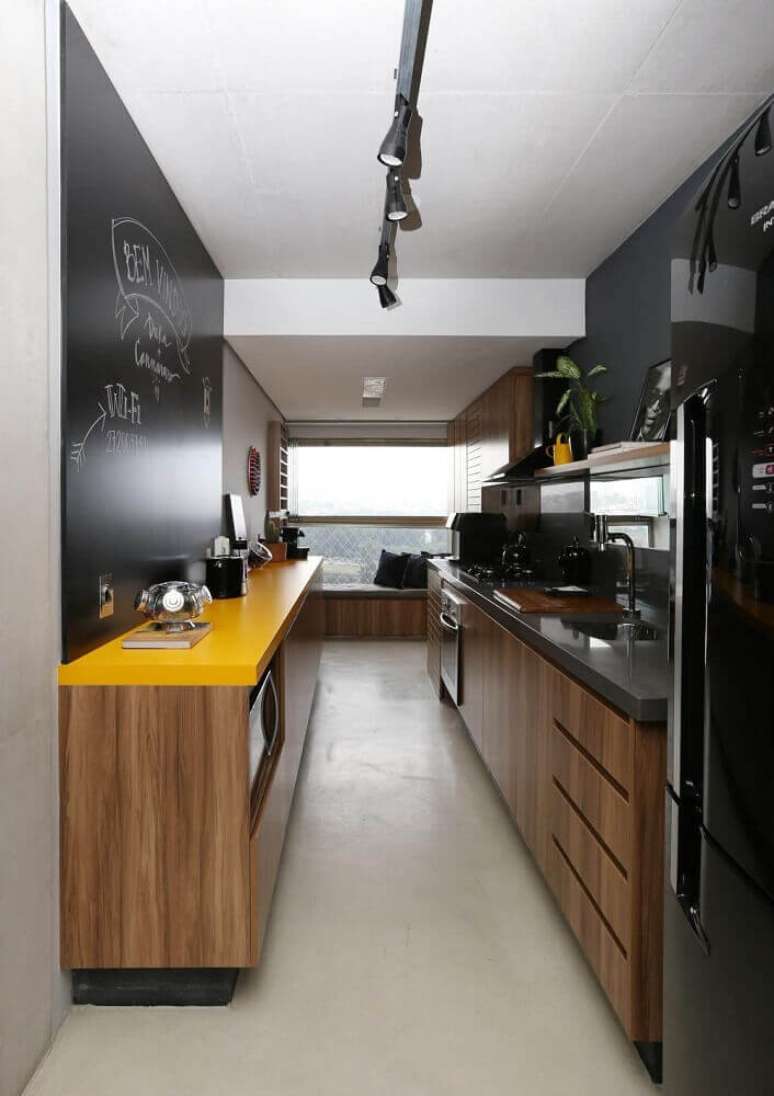 38. Decoração com parede de giz para cozinha compacta com pia e spots na iluminação – Foto: SP Estudio