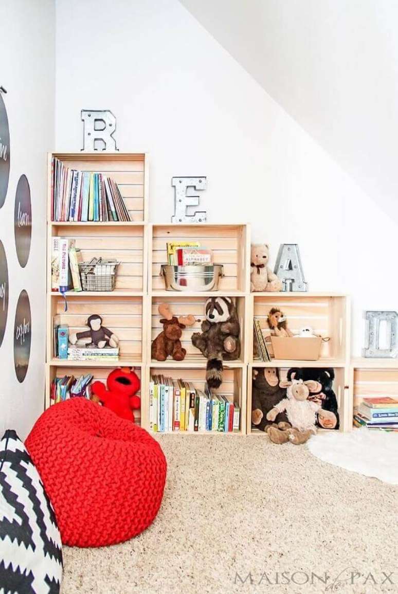 7. Utilize almofadas, tapete e puff para um cantinho da leitura no quarto super confortável – Foto: Pinterest